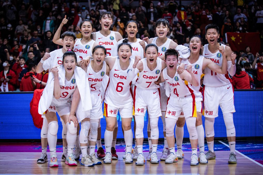 俄罗斯媒体sport25表示，斯卢茨基将成为申花新帅，与他一同加盟的还有教练组成员瓦西里-别列祖茨基和奥列格-雅罗文斯基。